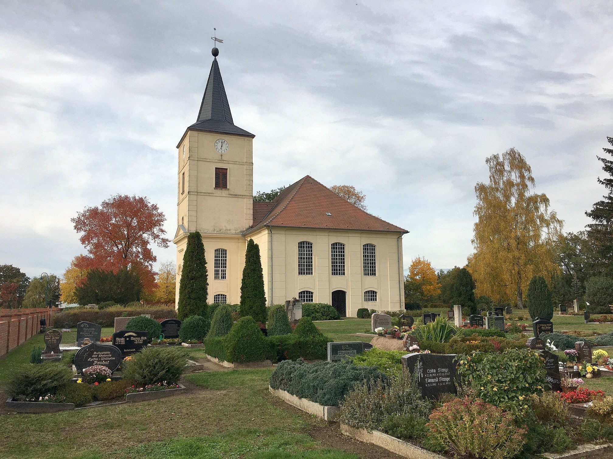 Friedhof mit Kirche