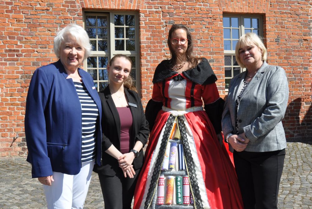 gruppe mit buecherfee